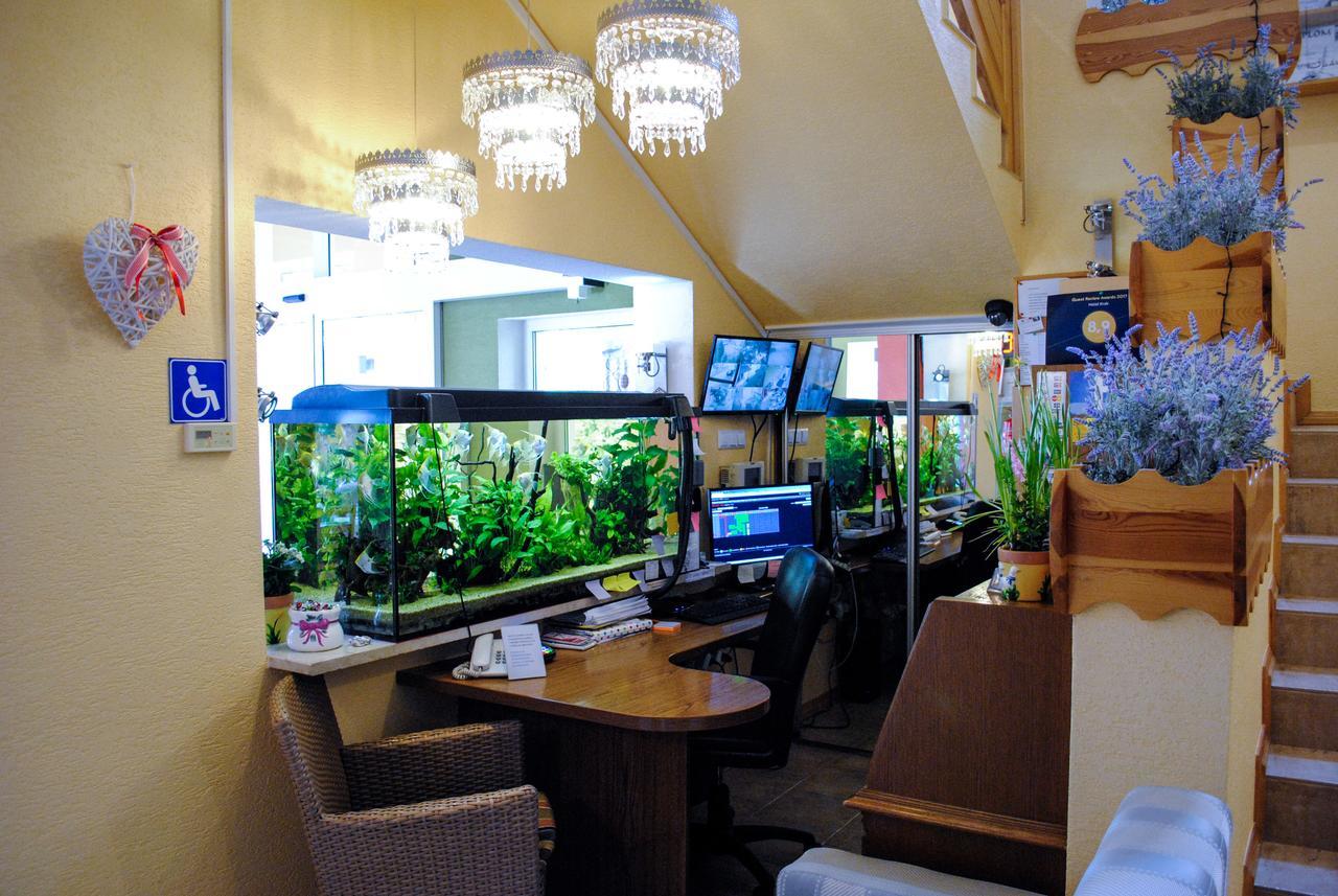 Hotel Krak Мысленице Экстерьер фото