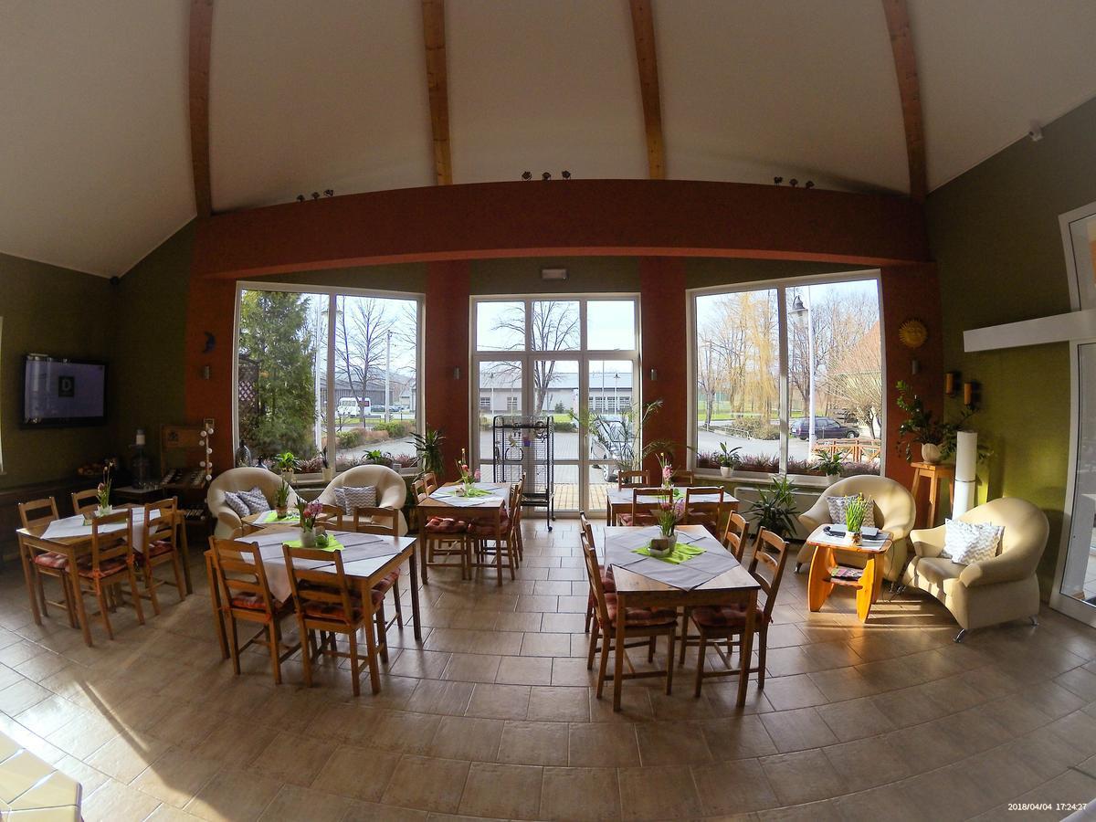 Hotel Krak Мысленице Экстерьер фото